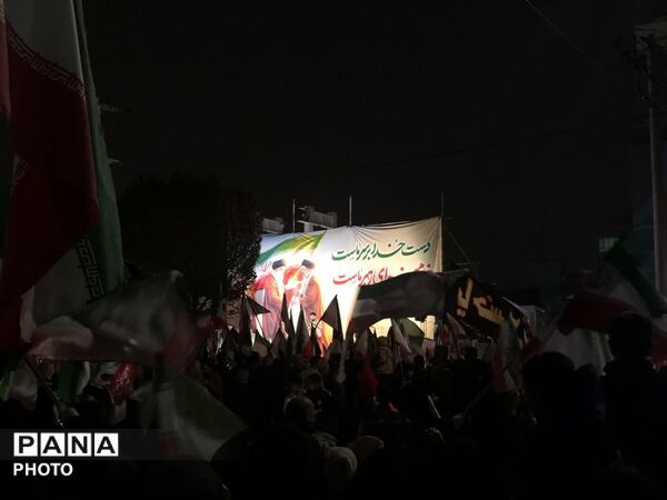 چهلمین شب اجتماع مردمی در میدان معراج مشهد