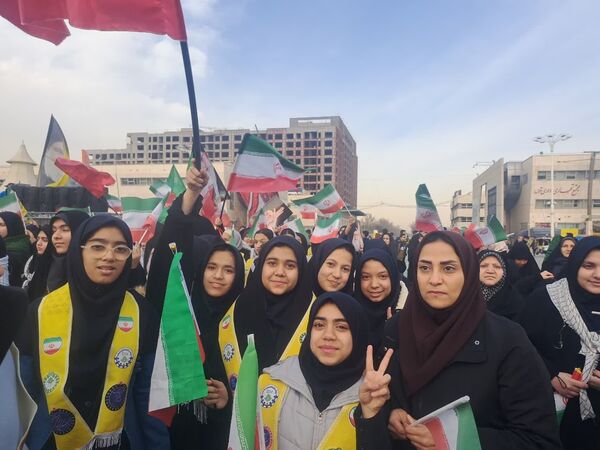 حضور دانش آموزان دبیرستان علی افشارنژاد در گردهمایی میدان شهدا و گلبانک انقلاب