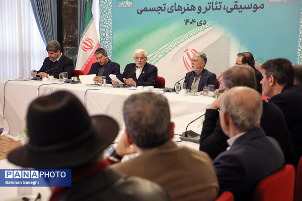 نشست معاون اول رئیس جمهور با جمعی از هنرمندان موسیقی، تئاتر و هنرهای تجسمی