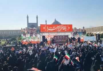 فریاد استکبارستیزی دانش‌آموزان دبستان شهید قائدان در راهپیمایی ۱۳ آبان