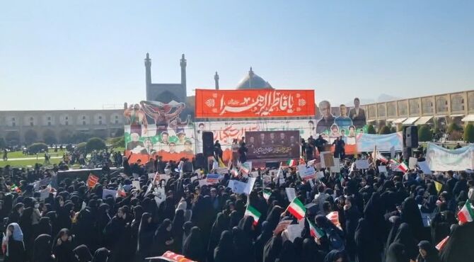 فریاد استکبارستیزی دانش‌آموزان دبستان شهید قائدان در راهپیمایی ۱۳ آبان