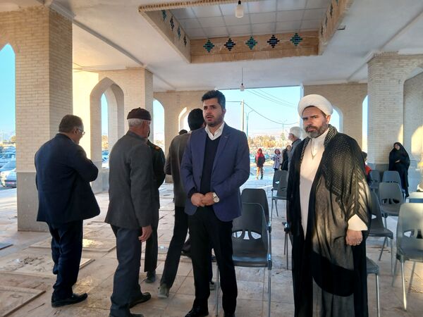 غبارروبی از قبور مطهر شهدا در شهر بخ