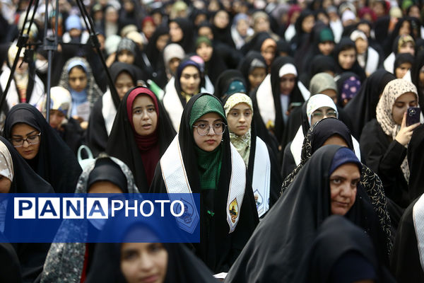 اجتماع بزرگ «عهد خواهرانه» با حضور 6 هزار دانشجوی دختر در قم