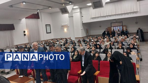جلسه انجمن اولیا و مربیان در دبیرستان دوره دوم آرمینه مصلی نژاد
