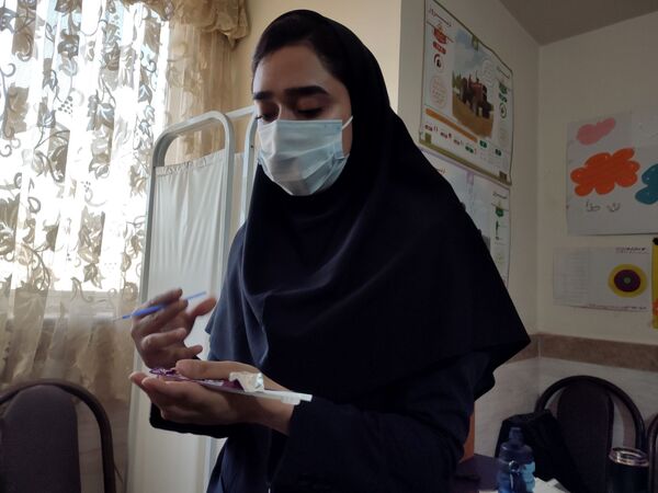 اجرای طرح سلامت دهان و دندان و فلوراید تراپی در مدرسه مریم بهارستان دو 