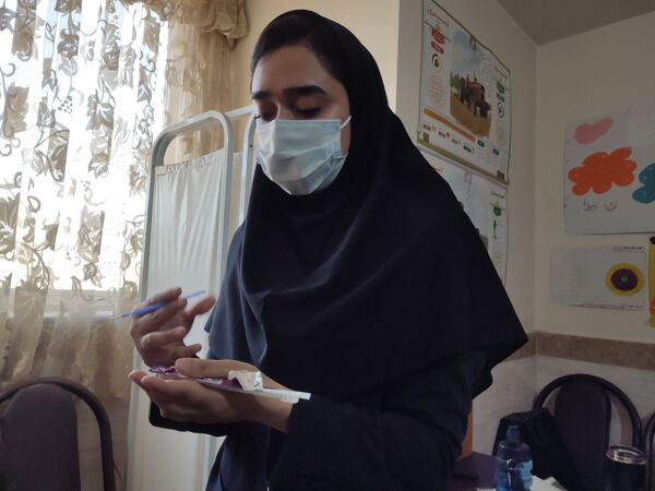 اجرای طرح سلامت دهان و دندان و فلوراید تراپی در مدرسه مریم بهارستان دو 