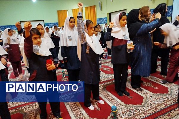 افتتاح کتاب «از ایرانمان دفاع کنیم» در دبستان ۲۲ بهمن با حضور مادر شهید عرشیان افشارمند