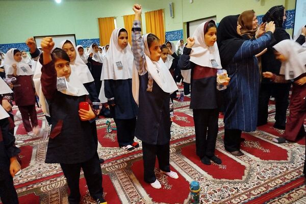 افتتاح کتاب «از ایرانمان دفاع کنیم» در دبستان ۲۲ بهمن با حضور مادر شهید عرشیان افشارمند