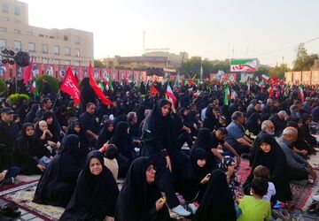 تپشِ دلهای جاماندگان تشییع امام شهید در میدان امام حسین (ع) اصفهان