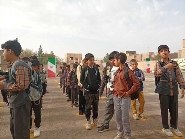 آغاز بازگشایی مدارس و شور و حال دانش آموزان دبستان شهید پسندیده فدافن در نخستین روز پاییز