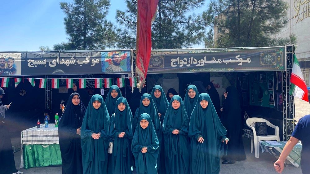 بازآفرینی مسیر عشق؛ جاماندگان اربعین در شبیه‌سازی مواکب نجف تا کربلا گردهم آمدند‌.