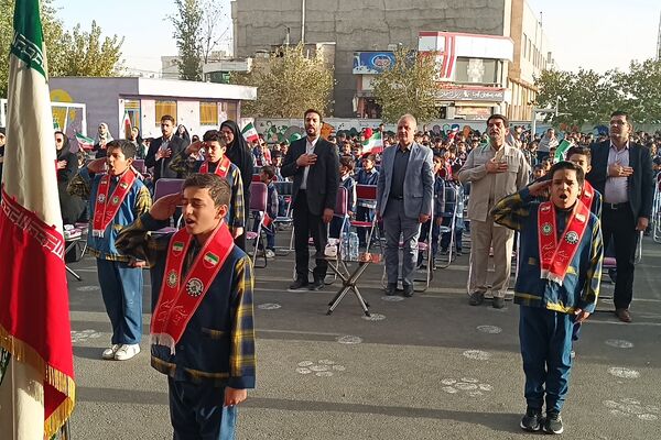 دانش‌آموزان دبستان معمارزاده در سیزده آبان