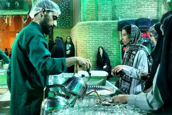 میزبانی در مسیر اجتماعات؛ فعالیت چایخانه حضرت زهرا (س)