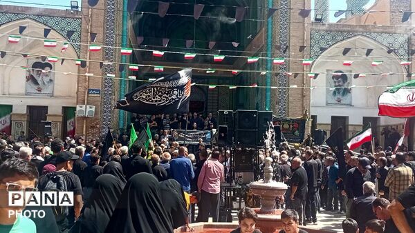 کاروان پیاده روی مردم روستای خاوه و جاماندگان کربلا در روز اربعین حسینی به سمت کربلای ایران 