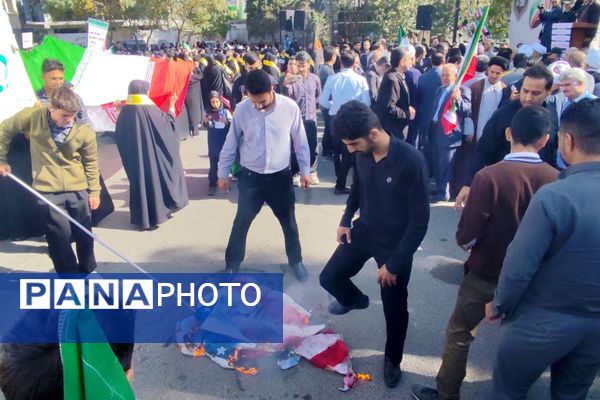 حضور دانش‌آموزان مدرسه نمونه‌‍دولتی استاد مطهری در راهپیمایی ۱۳ آبان