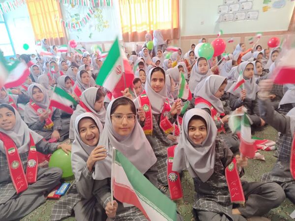 برنامه های فجر انقلاب در آموزشگاه بنیاد۱۵ خرداد ابرکوه