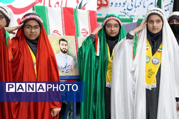 هم‌سرایی هزار نفری دانش‌آموزان یاور انقلاب در اسلامشهر