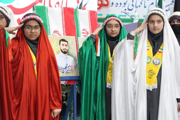 هم‌سرایی هزار نفری دانش‌آموزان یاور انقلاب در اسلامشهر