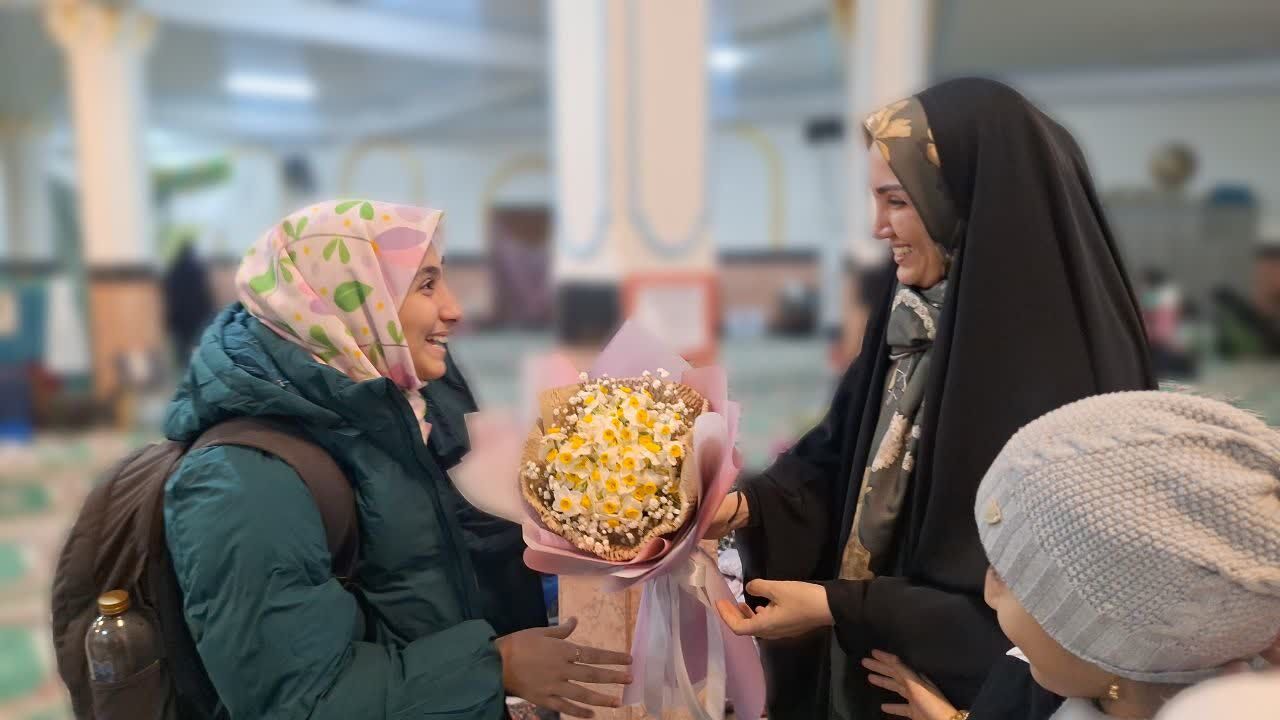 استقبال خانواده‌ها از دختران معتکف در مسجدالنبی کرج
