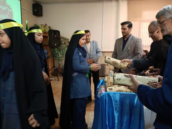 آیین افتتاحیه هفته پژوهش در دبیرستان فاطمه الزهرا(س) ناحیه سه کرج
