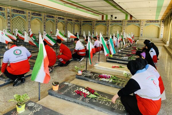تجدید میثاق سرخ پوشان هلال احمر شهرستان سپیدان با شهدای گلگون کفن