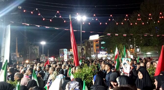 مردمی که پشت به پشت هم ایستاده اند و عزادار رهبرشان هستند
