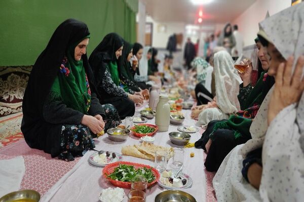 اعتکاف دانش‌آموزی در مسجد جامع شهر بار نیشابور 