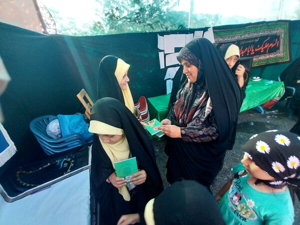 خدمت‌رسانی پیشتازان و خبرنگاران دانش‌آموزی در موکب عشاق‌الحسین گاوازنگ