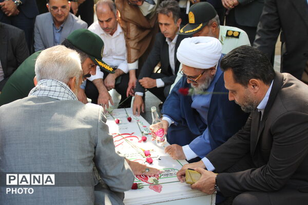 عطر‌افشانی مزار شهدای گمنام پارک وحدت با حضور مسئولان و امام جمعه سملقان