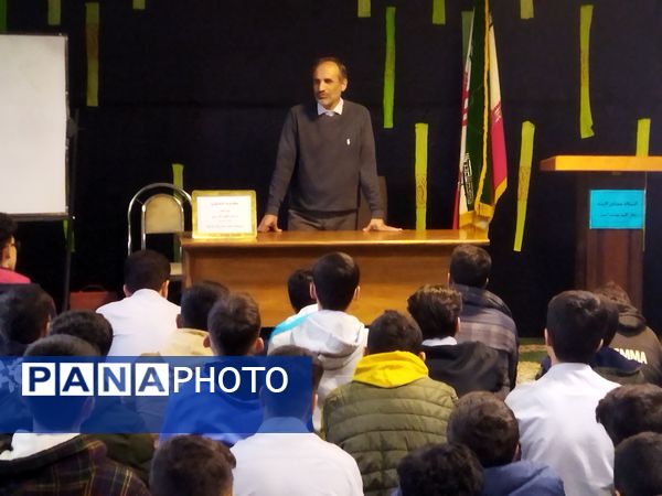 جلسه مشاوره تحصیلی برای دانش‌آموزان دبیرستان نمونه دولتی گل نراقی 3