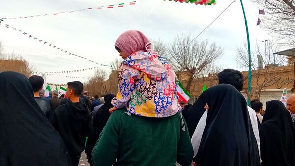 پیر و جوان، زن و مرد، همه آمدند