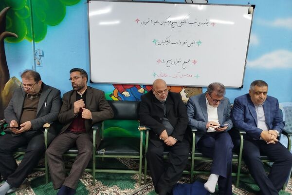 گردهمایی انجمن شعر و ادب فرهنگیان در دبستان طالقانی ناحیه دو شهرری 
