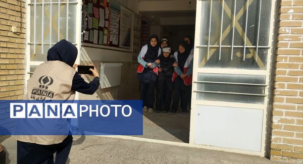 مانور زلزله در دبیرستان شهید هاشمی نژاد 