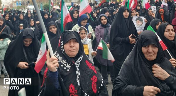 زنان غیوردوشادوش مردان، زنان لر خرم‌ آباد آماده دفاع از میهن 