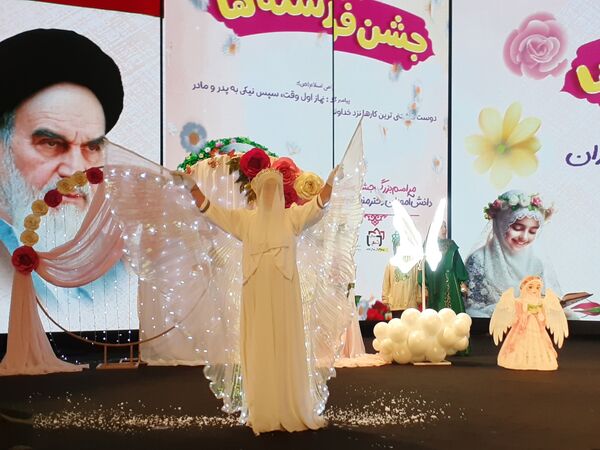 جشن تکلیف با شکوه ۲۰۰۰ نفره دانش‌آموزان کلاس سومی منطقه ۱۷