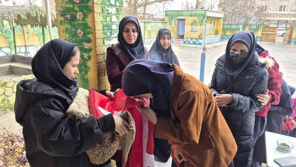 عطر حسینی در مدرسه نوشین بختیاری؛ ورود پرچم متبرک امام حسین(ع) و اجرای پویش «دانش‌آموز حرم‌ساز» در جوادآباد