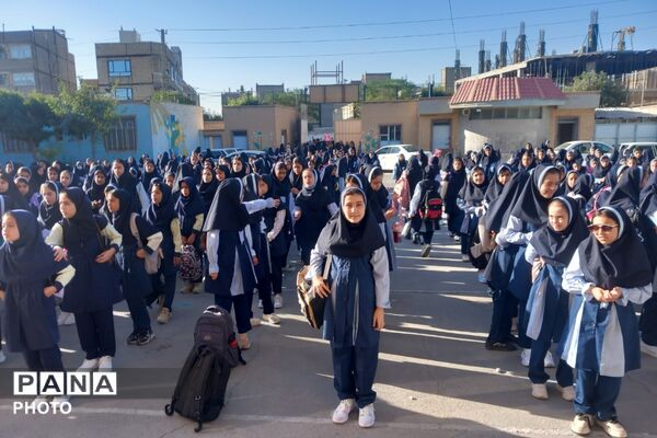آغاز ماه‌ مهر و دیدار مجدد دانش‌آموزان و معلمان در مدرسه عزیزالله پزشکی ۲