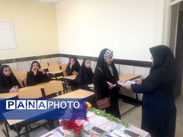 اهدای جوایز به دانش آموزان جدید الورود دبیرستان مادرمهربان خلیل آباد