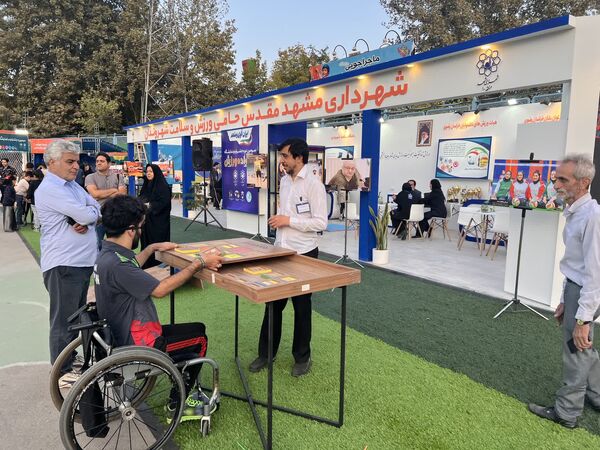 بازدید رئیس شورای شهر و معاون فرهنگی و اجتماعی شهرداری مشهد مقدس از غرفه منطقه ۱۰ در جشنواره خانواده ورزش 
