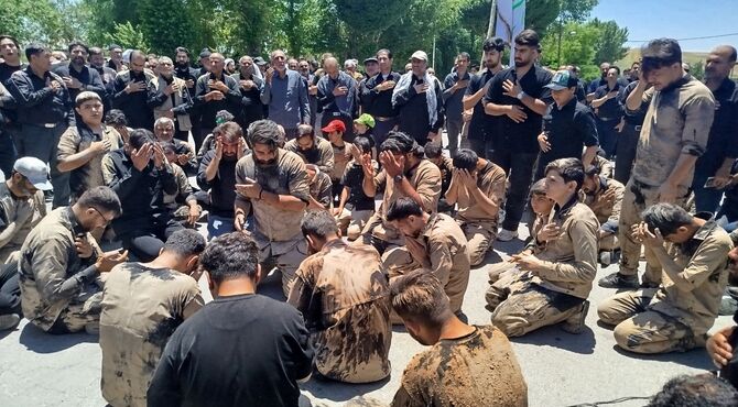 شور حسینی در نورآباد؛ اقامه نماز ظهر عاشورا با حضور پرشور عزاداران