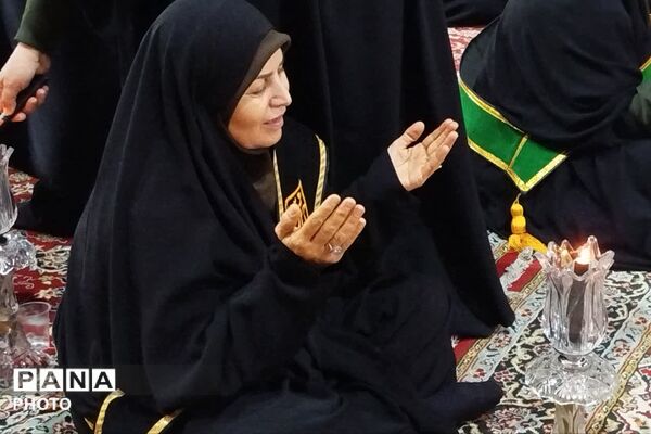 آیین لاله‌گردانی در شام غریبان امام رضا(ع)