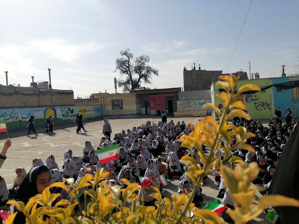  مراسم پیروزی انقلاب در مدرسه ناهید نخودی 