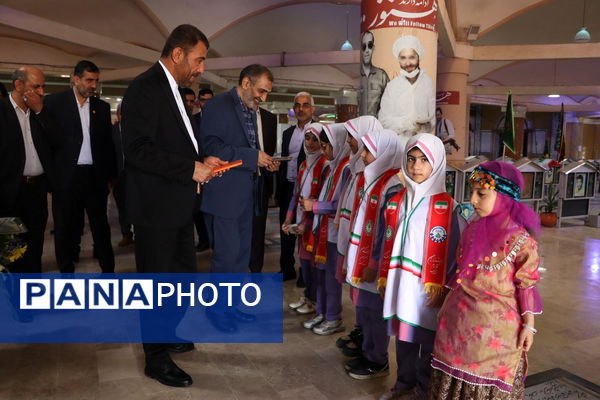 عطر افشانی مزار مطهر شهدای فرهنگی و دانش‌آموز شهرستان بوشهر  