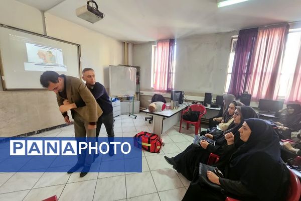 اولین دوره آموزشی کیفیت بخشی برنامه‌های سلامت و تندرستی ویژه آموزگاران پایه مدارس ابتدایی منطقه کهریزک 