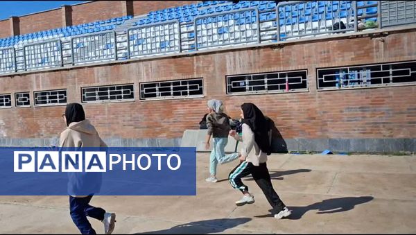 رقابت‌های دو و میدانی دختران متوسطه اول در سالن عالیپور کوهدشت 