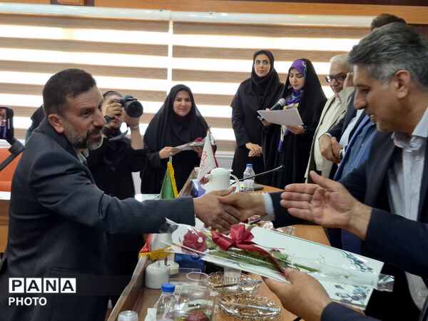 معلمان نمونه در قاب افتخار آموزش و پرورش منطقه ۵