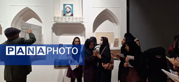 بازدید دانش‌آموزان پایه نهم دبیرستان دخترانه ابویی‌نژاد از موزه دفاع مقدس