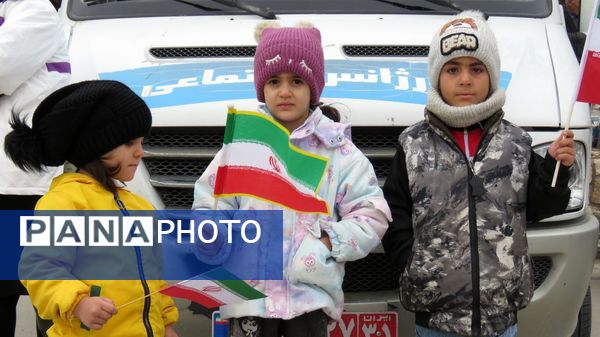 از نوجوان تا کهنسال؛ همه اقشار نورآباد در صف‌های متحد راهپیمایی ۲۲ بهمن