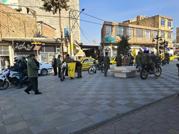 گلباران تمثال امام خمینی (ره) توسط دانش‌آموزان عجب‌شیر 