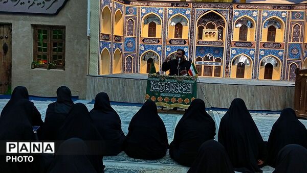 مراسم روضه محرم دختران دانش‌آموز در بیت‌الزهرا عتبات عالیات نظرآباد